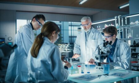 Cientistas reunidos, pesquisa - Gorodenkoff/shutterstock.com