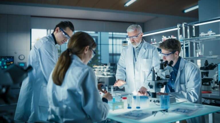 Cientistas reunidos, pesquisa - Gorodenkoff/shutterstock.com