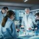 Cientistas reunidos, pesquisa - Gorodenkoff/shutterstock.com