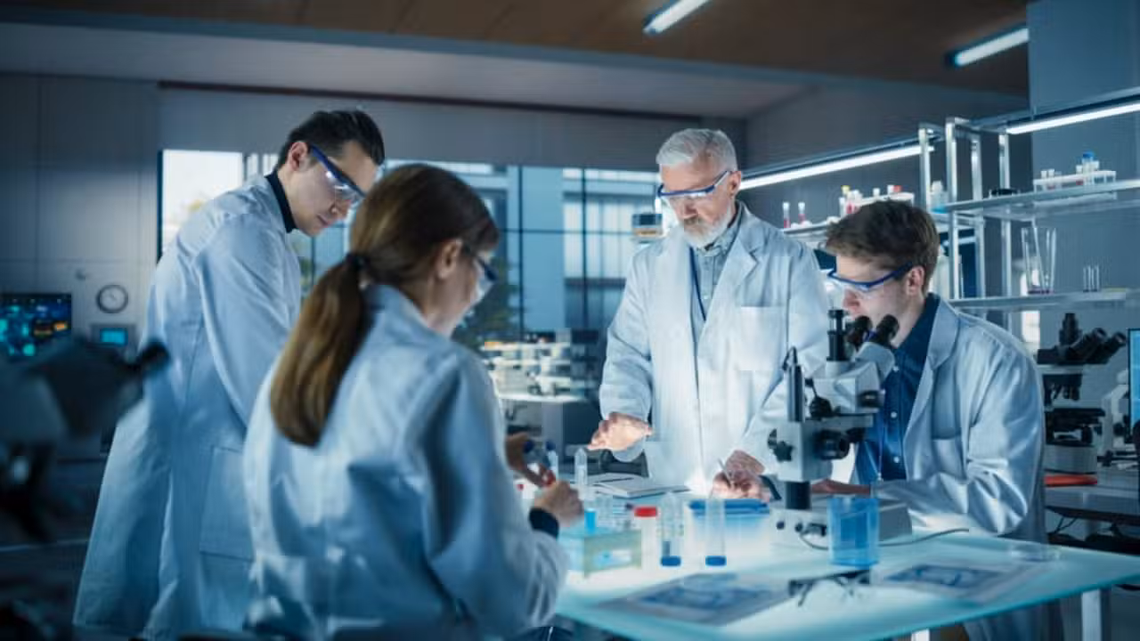 Cientistas reunidos, pesquisa - Gorodenkoff/shutterstock.com