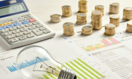 Conta de energia, calculadora, moedas, lâmpada - Alvaro Moreno Perez/ istockphoto.com