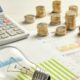 Conta de energia, calculadora, moedas, lâmpada - Alvaro Moreno Perez/ istockphoto.com