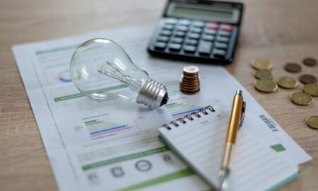 Conta de luz, calculadora, moedas - Renata Hamuda/ istockphoto.com