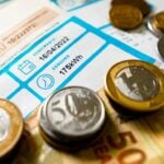 Conta de luz, consumo de energia, cédulas e moedas reais - RafaPress/ Istockphoto.com