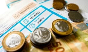 Conta de luz, consumo de energia, cédulas e moedas reais - RafaPress/ Istockphoto.com