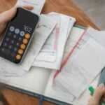 Contas, dívidas, calculadora no celular - simon2579/ istockphoto.com