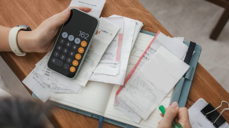 Contas, dívidas, calculadora no celular - simon2579/ istockphoto.com