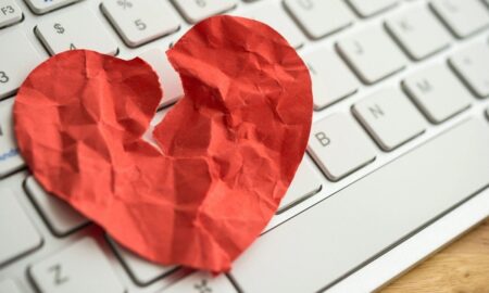 Coração partido, golpe amoroso na internet - Pla2na/ Istockphoto.com