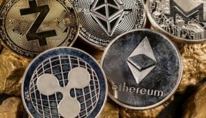 Criptomoeda altcoins com pepitas de ouro. Conceito de investimento - Altcoins/ shutterstock.com