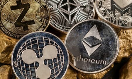Criptomoeda altcoins com pepitas de ouro. Conceito de investimento - Altcoins/ shutterstock.com