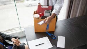 Demissão, crachá de empresa - Lee Charlie/shutterstock.com