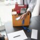 Demissão, crachá de empresa - Lee Charlie/shutterstock.com