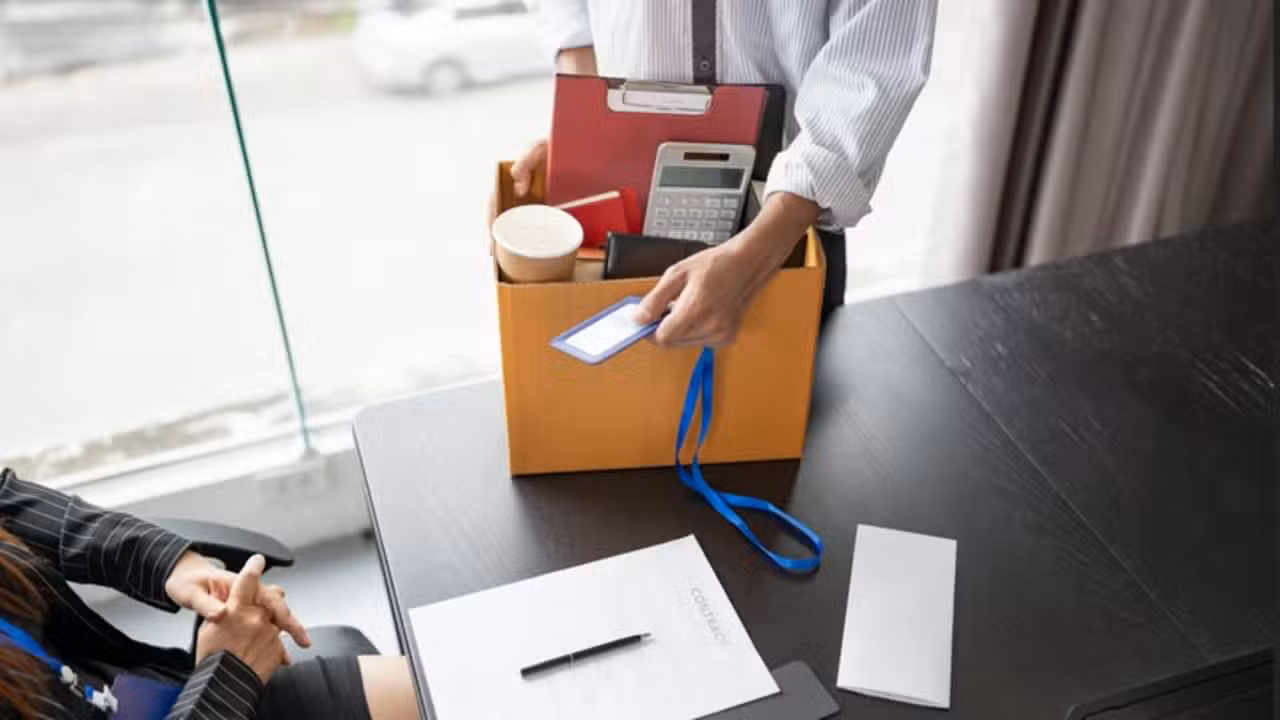 Demissão, crachá de empresa - Lee Charlie/shutterstock.com