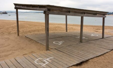 Passarelas melhoram a acessibilidade de praias - Foto: Depositphotos