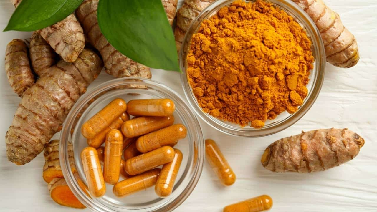 Derivados da cúrcuma, curcumina - New Africa/shutterstock.com