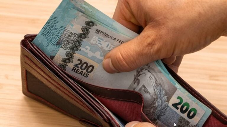 Dinheiro, cédula de 200 reais, carteira - Andrzej Rostek/ istockphoto.com