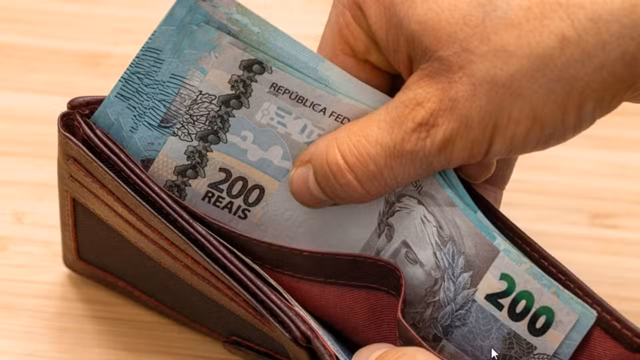 Dinheiro, cédula de 200 reais, carteira - Andrzej Rostek/ istockphoto.com