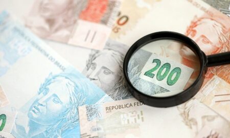 dinheiro, empréstimo, nota de 200 - Mehaniq/Shutterstock.com