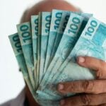 Dinheiro, notas de 100 - gustavomellossa/Shutterstock.com