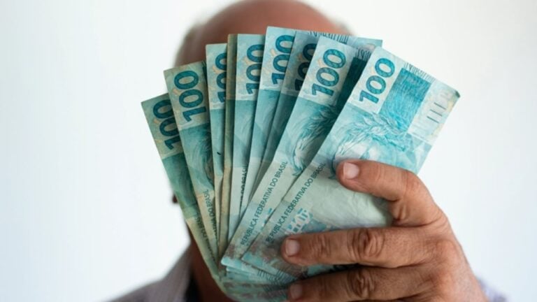 Dinheiro, notas de 100 - gustavomellossa/Shutterstock.com