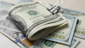 Dólar, notas de cem dólares - New Africa/ shutterstock.com