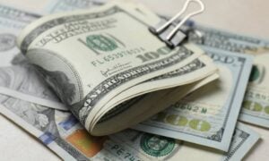 Dólar, notas de cem dólares - New Africa/ shutterstock.com