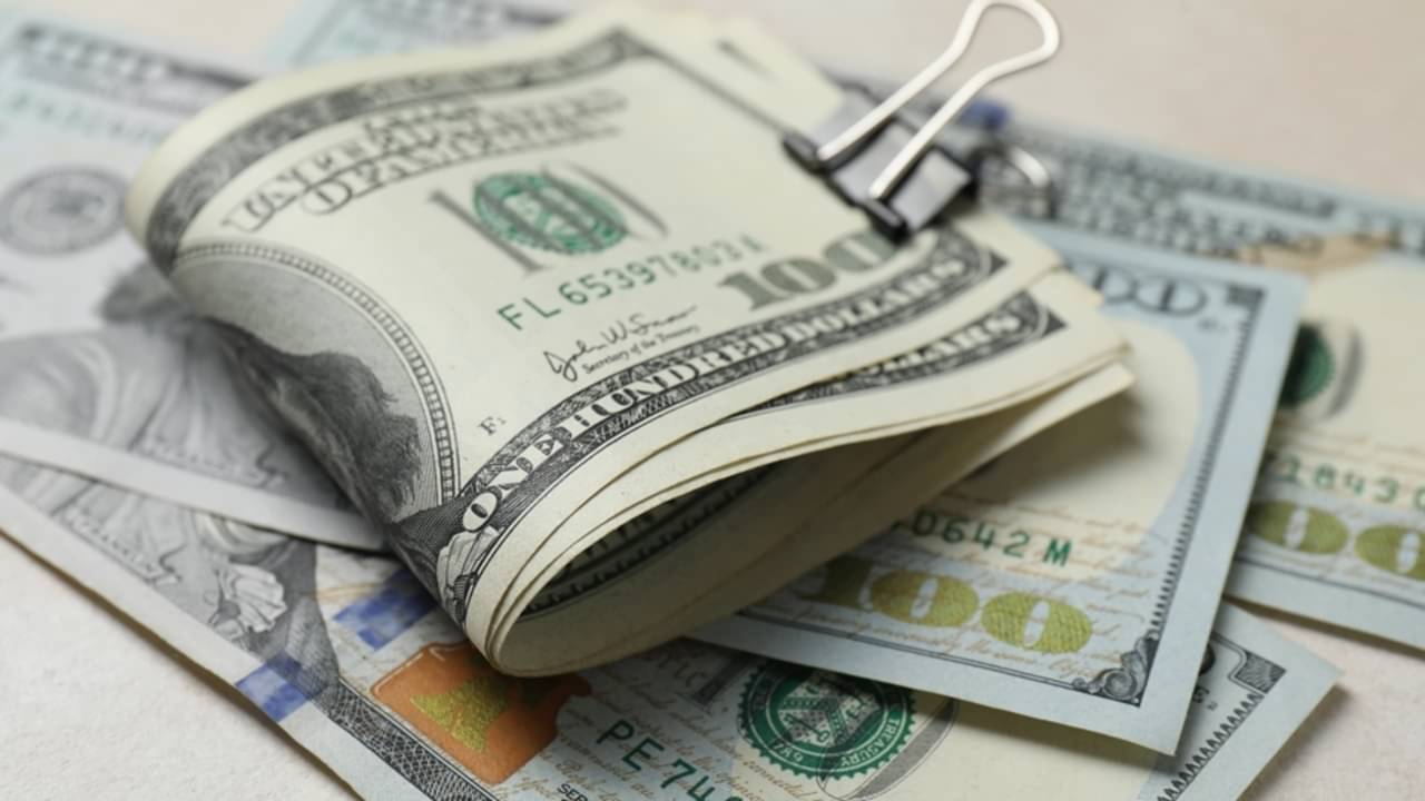 Dólar, notas de cem dólares - New Africa/ shutterstock.com