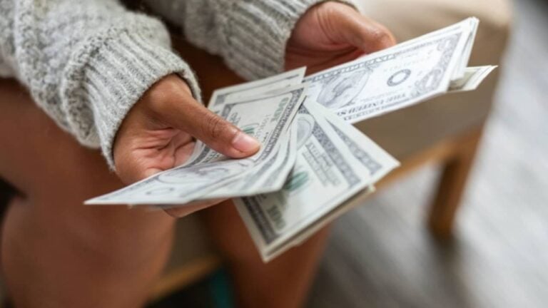 Dolar - Rawpixel.com - shutterstock.com