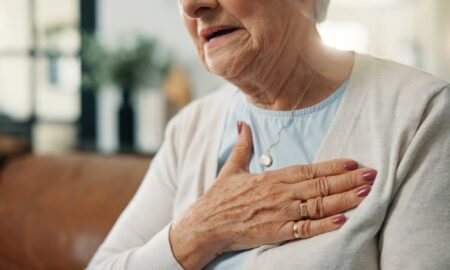 Dor no peito, infarto, doença cardiaca - PeopleImages / shutterstock.com