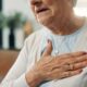 Dor no peito, infarto, doença cardiaca - PeopleImages / shutterstock.com