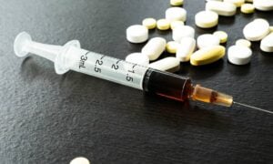 Drogas, heroína, anfetamina, substância líquida - wing-wing/ shutterstock.com