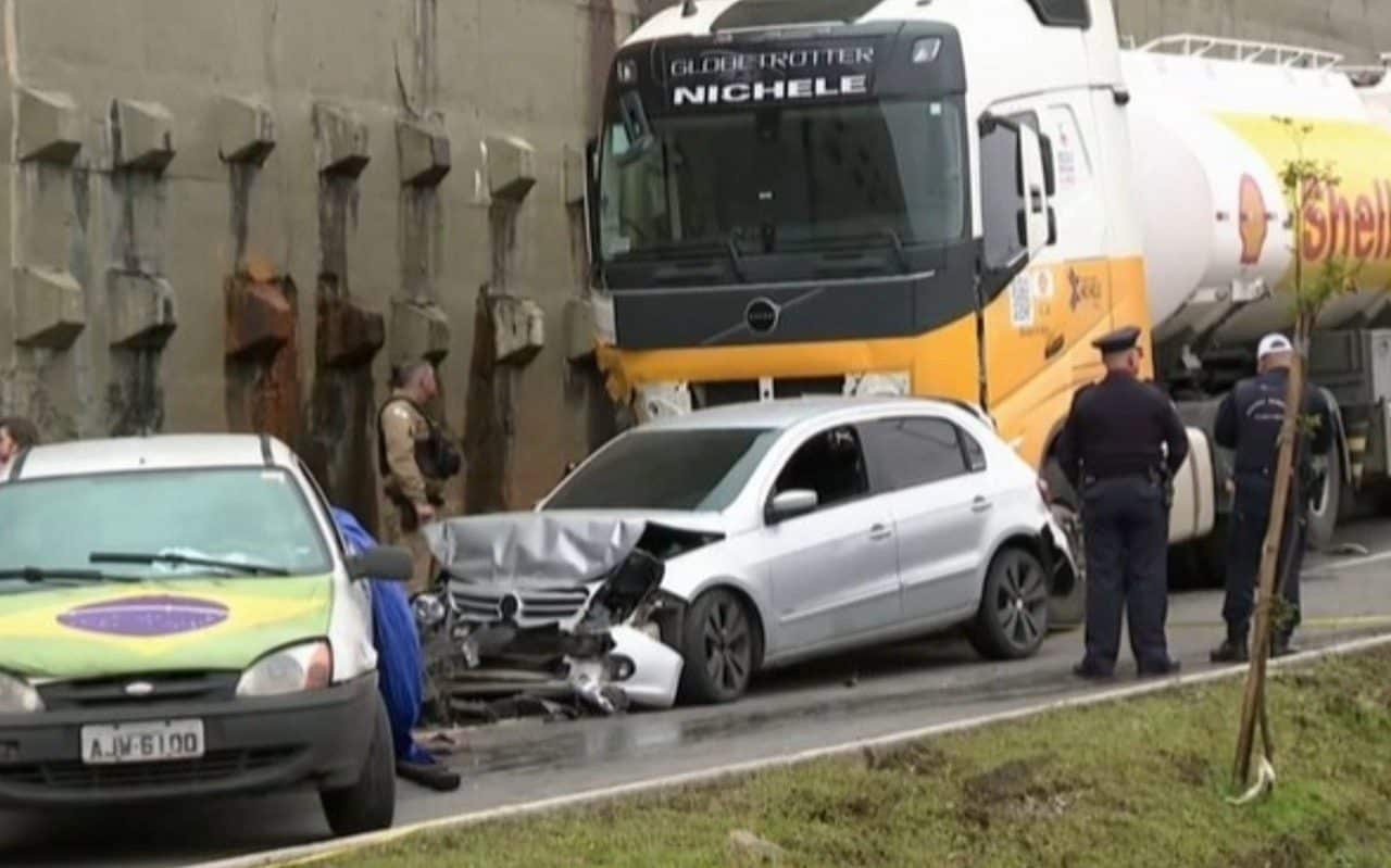 Caminhão sem carga atinge veículos e mata dois em Curitiba