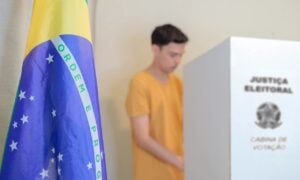 Elei&ccedil;&atilde;o, cabine de vota&ccedil;&atilde;o - Marcio Binow Da Silva/ istockphoto.com