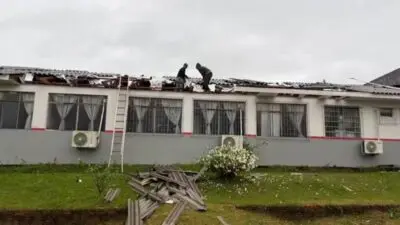 Escola Municipal atingida pelo tornado - Divulgação/ Defesa Civil