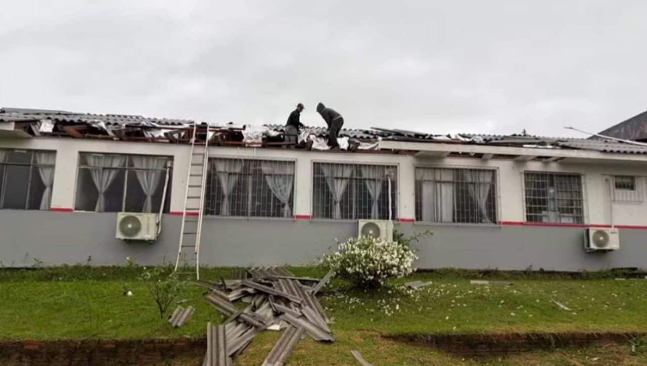 Escola Municipal atingida pelo tornado - Divulgação/ Defesa Civil