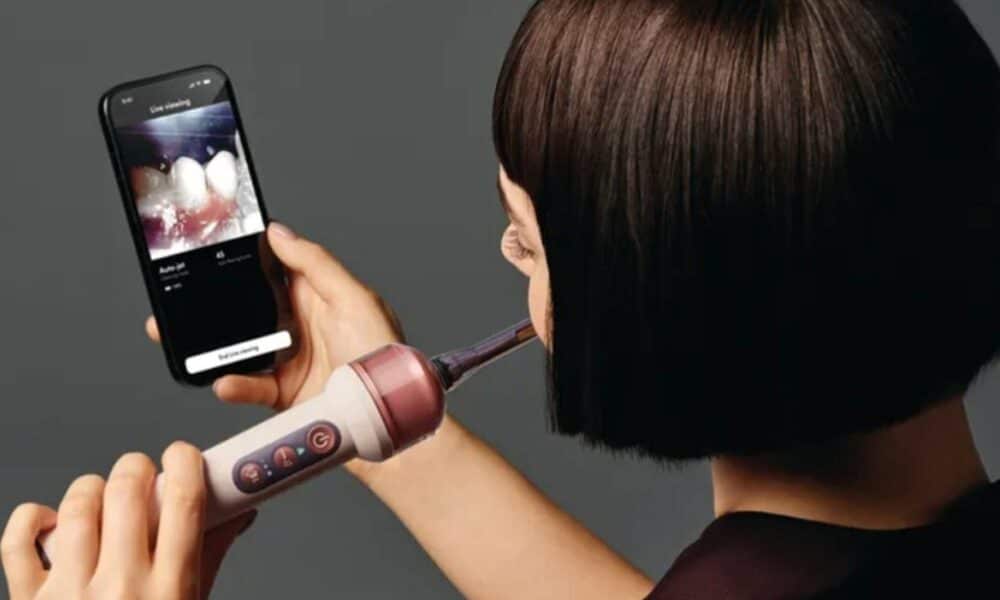 Photographer uses Dyson $500 toothbrush camera on the street