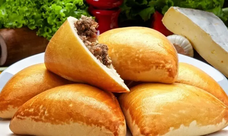 esfiha - rocharibeiro/Shutterstock.com