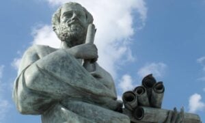 Estátua de Aristóteles - thelefty/ istockphoto.com