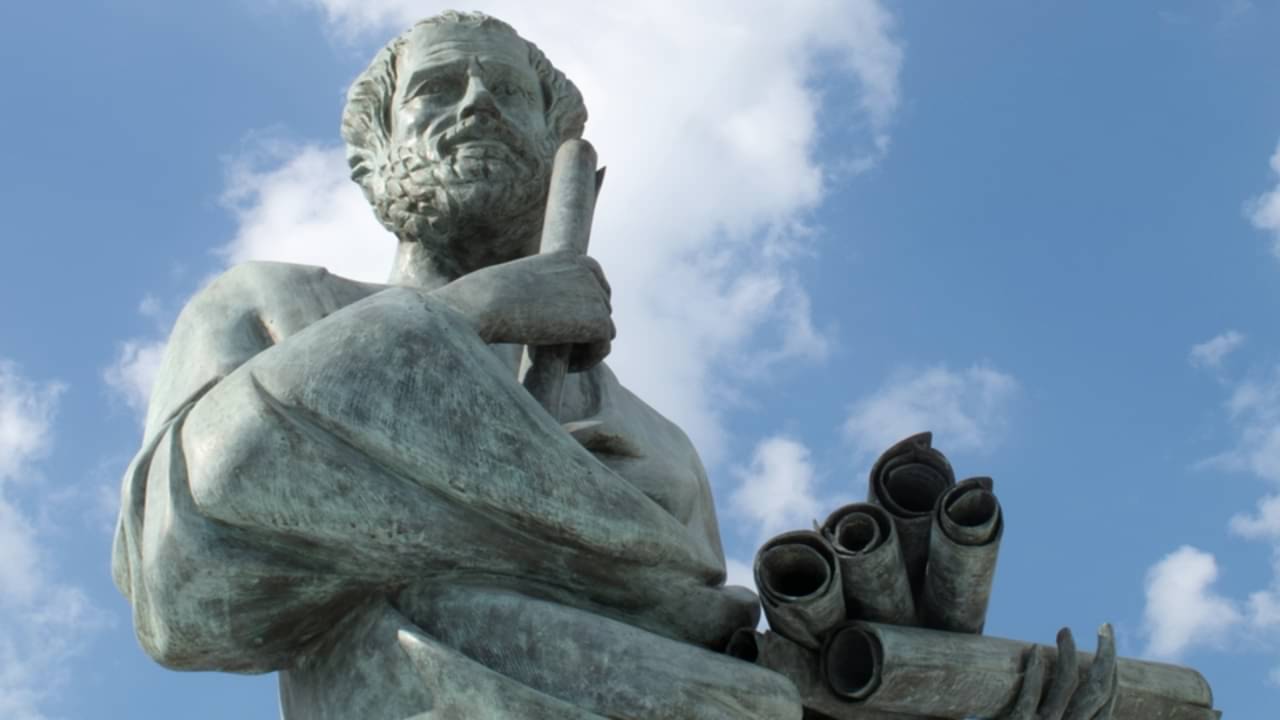 Estátua de Aristóteles - thelefty/ istockphoto.com