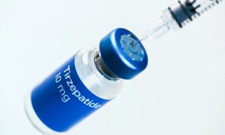 Frasco para injetáveis de Tirzepatide e seringa - Anna Hoychuk/Shutterstock.com