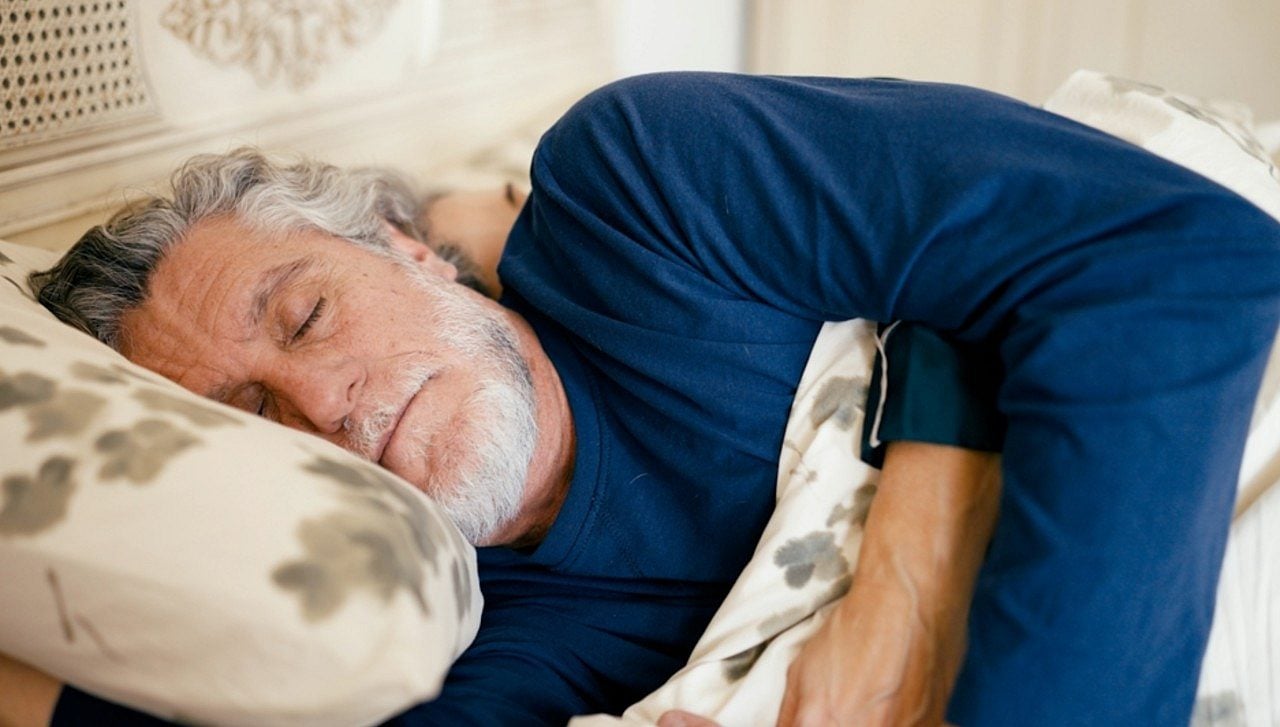 Homem dormindo sono - Daniel Megias/ shutterstock.com