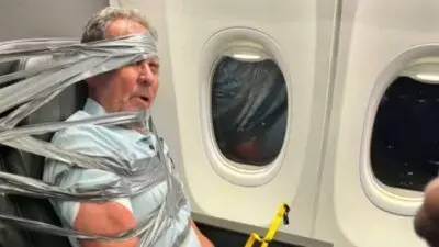 Homem é amarrado a poltrona de avião - Reprodção/Redes sociais