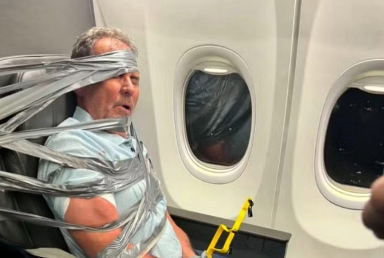 Homem é amarrado a poltrona de avião - Reprodção/Redes sociais