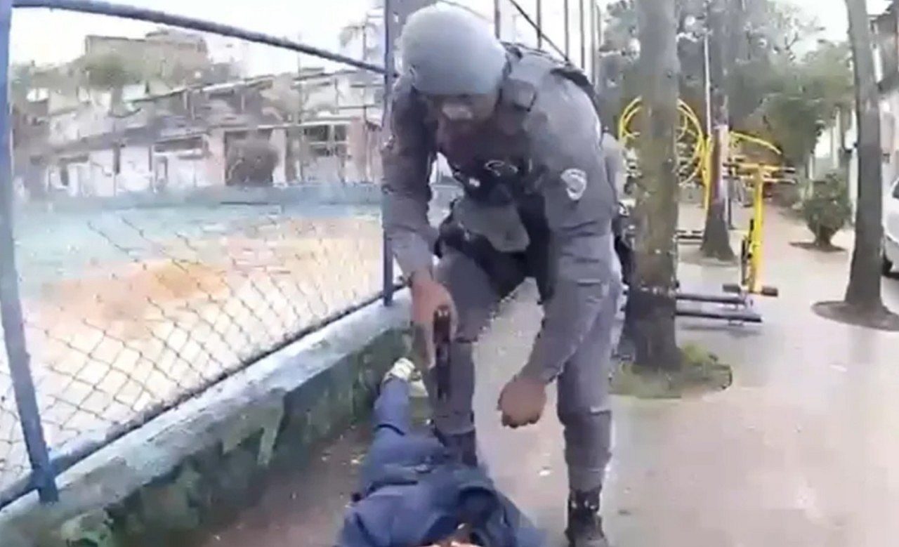 Homem entra em luta corporal com PM - reprodução