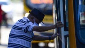 Idoso entrando em ônibus - Reprodução/Marcello Casal Jr./Agência Brasil