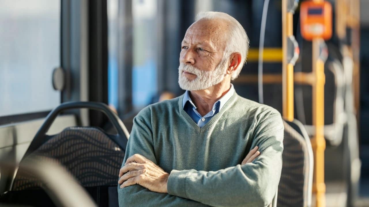 Idoso, ônibus, gratuidade - Dusan Petkovic/shutterstock.com