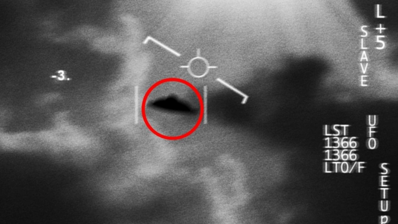 Ilustração de UFO, OVNI - PeopleImagesshutterstock.com