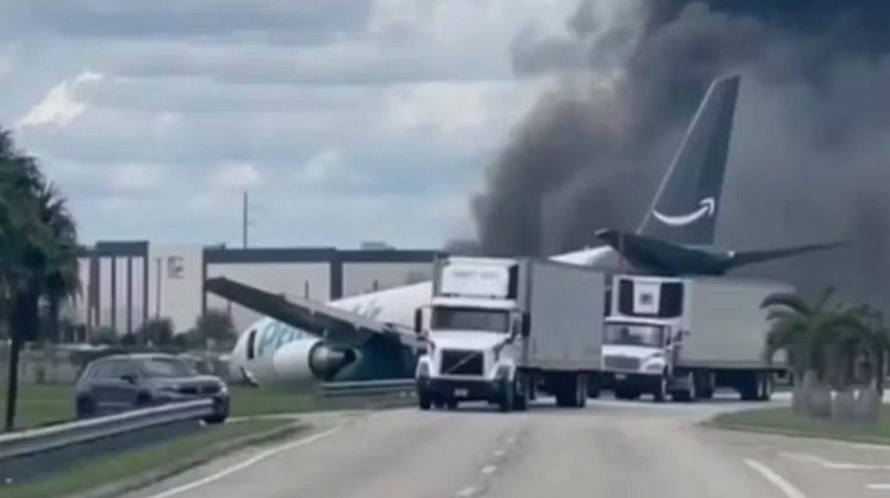Cargueiro da Amazon sai da pista e pega fogo perto de Miami