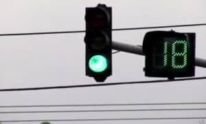 Semáforo deve indicar tempo restante pra mudança de luz - Foto: TV CÂMARA