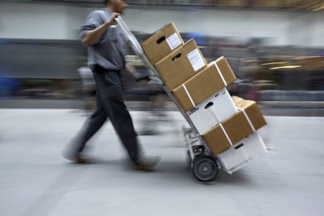 A lei também autoriza a aplicação de alíquotas diferentes de acordo com cada tipo de entrega (via Correios ou transportadora) - Foto: blurAZ1/DepositPhotos